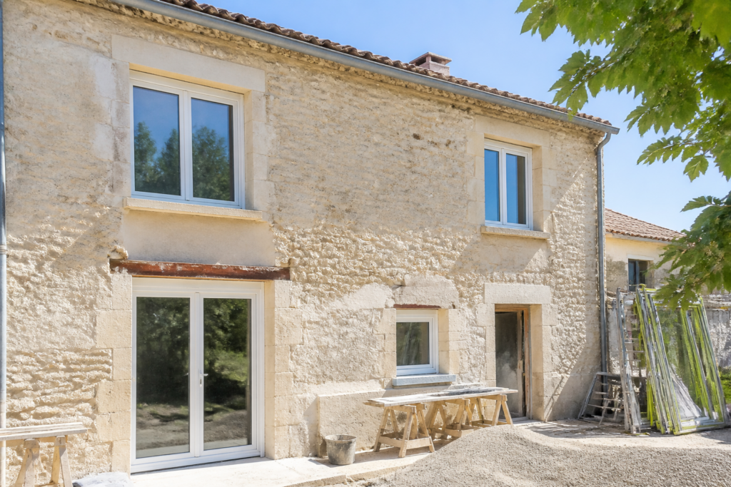 Maison française en rénovation avec pose de nouvelles fenêtres double vitrage
