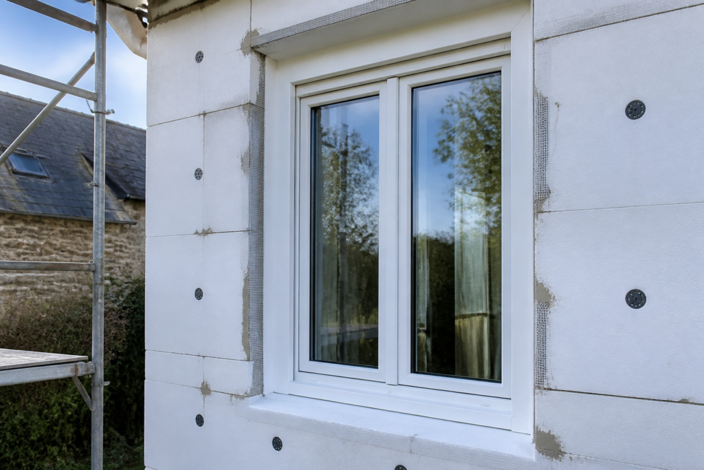 Fenêtre double vitrage neuve installée sur une maison française en rénovation