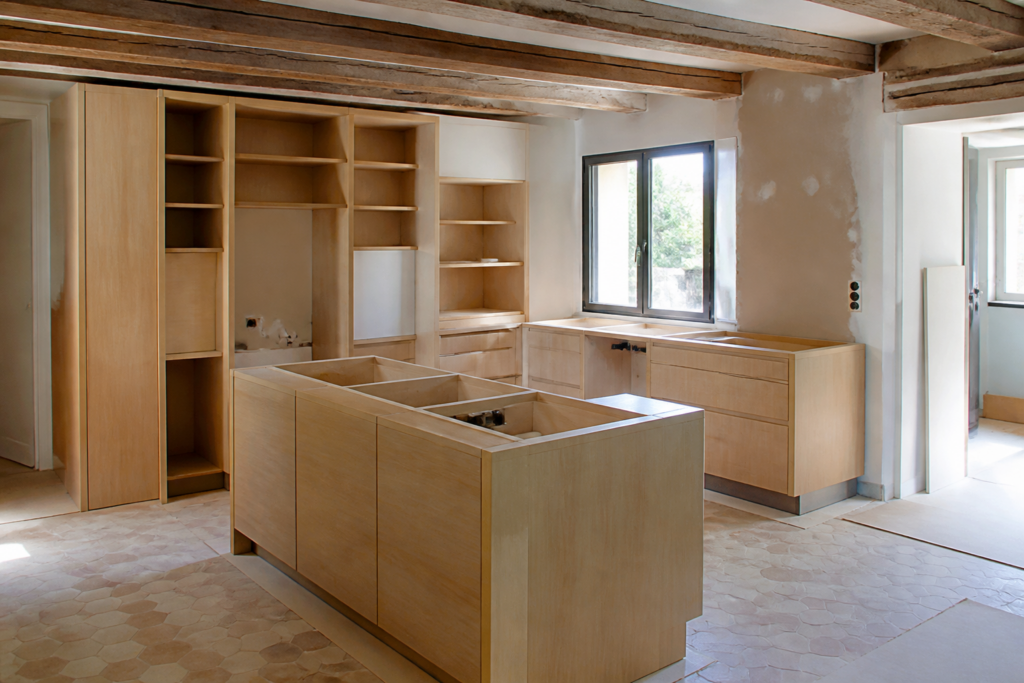 Cuisine rénovée en bois clair dans une maison française avec chantier propre