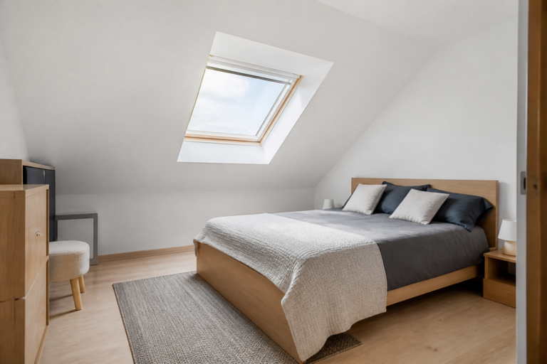 Aménagement des combles en chambre : guide complet pour réussir vos travaux