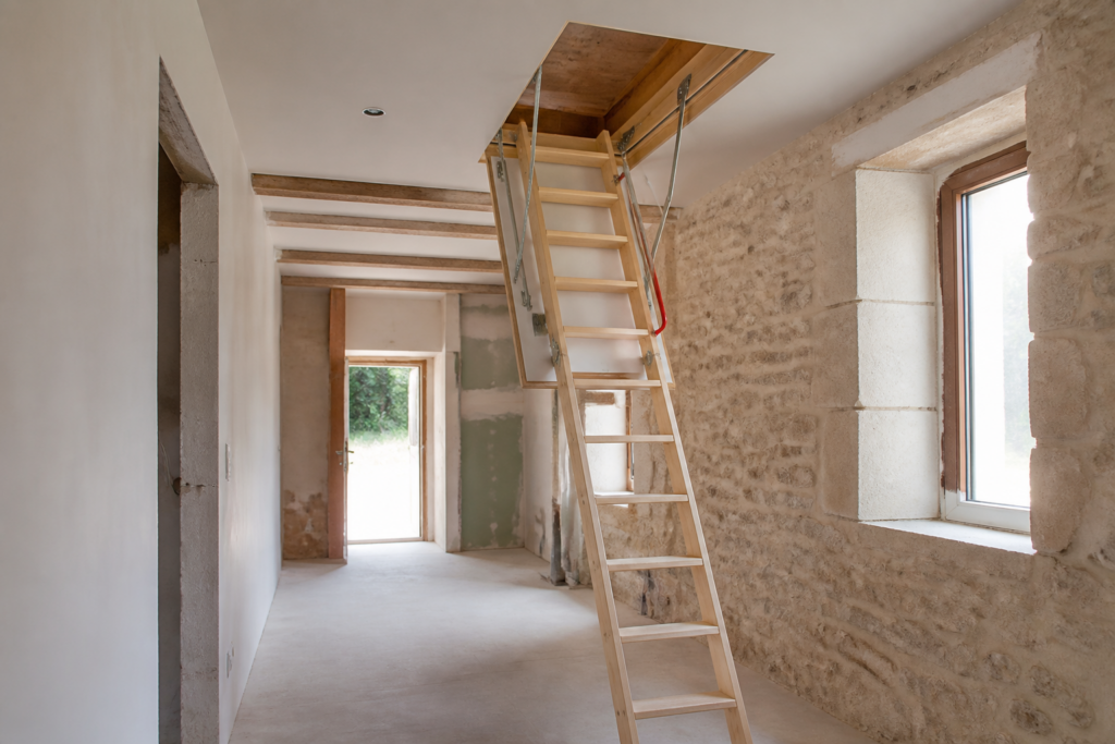 Escalier en bois contemporain installé sur chantier de rénovation de combles