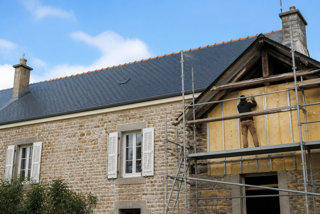 Rénovation de toiture sur maison française avec artisan en chantier