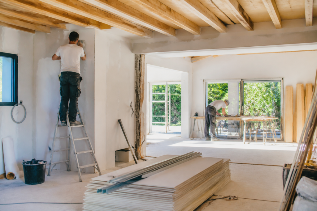 Chantier de rénovation propre d’une maison en France avec artisans au travail