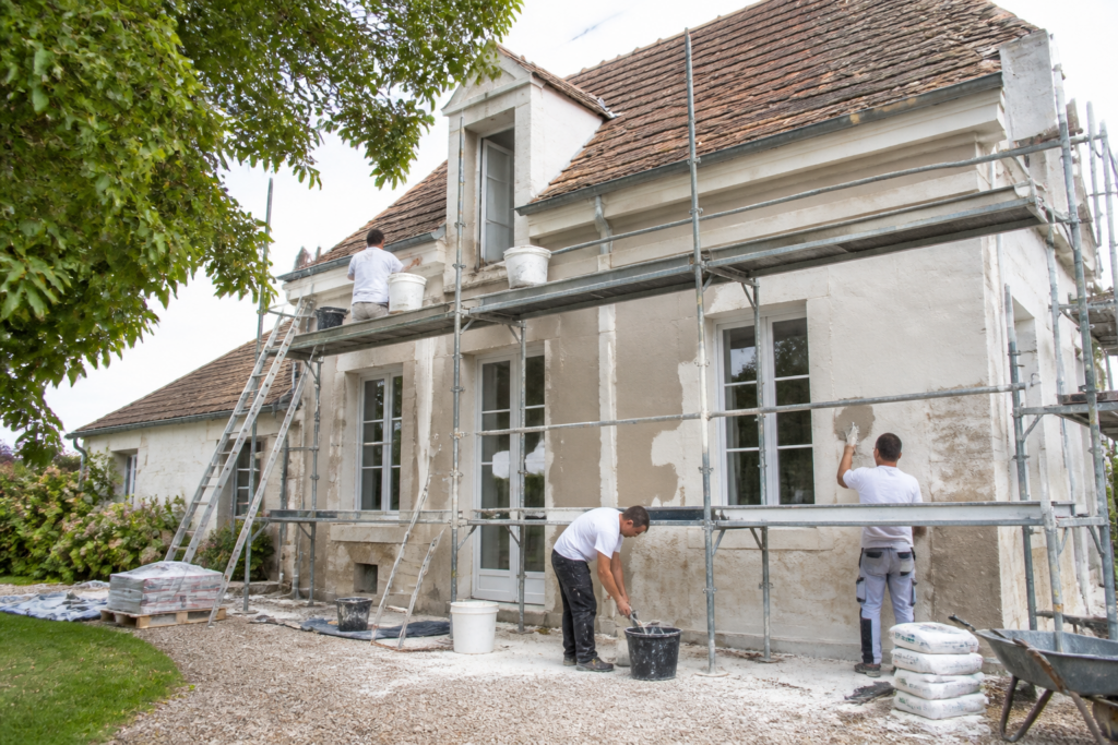 Maison française en rénovation avec artisans sur chantier propre