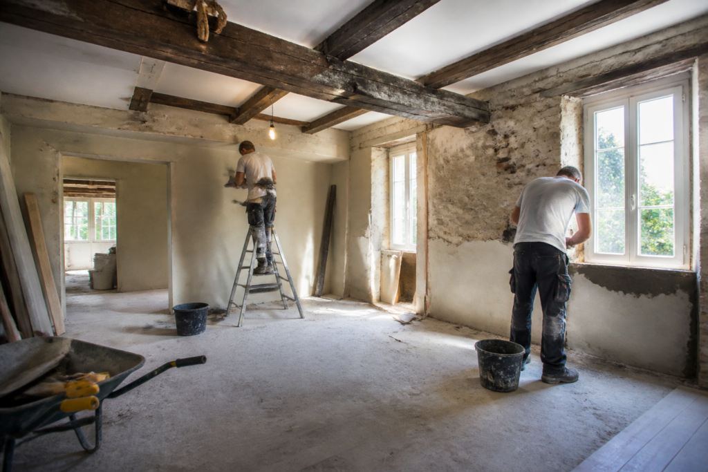 Chantier de rénovation maison française propre et bien organisé