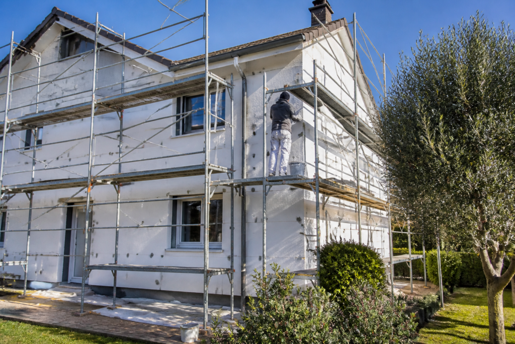 Chantier d'isolation extérieure d'une maison française