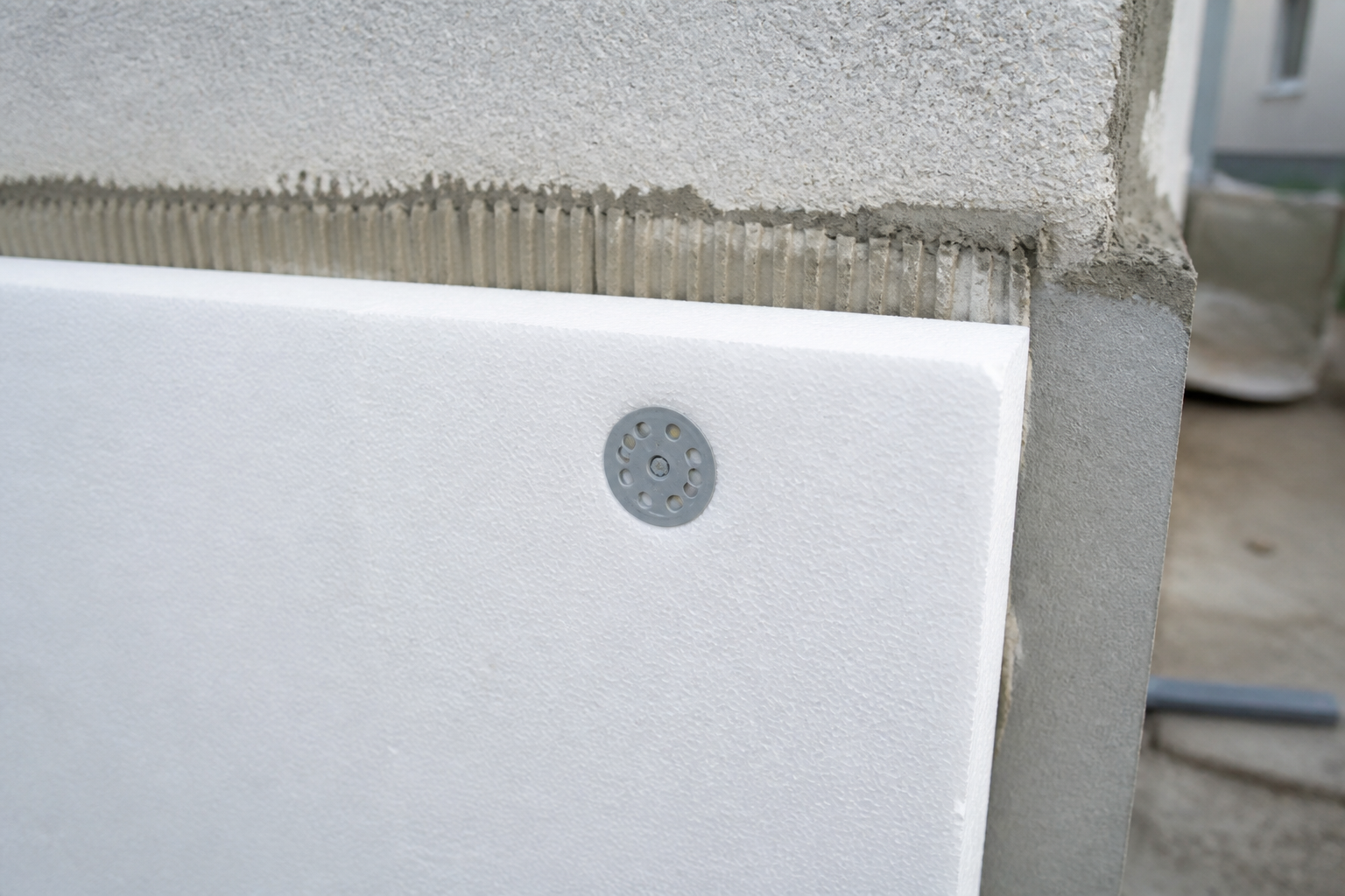 Fixation plaque isolation extérieure façade maison