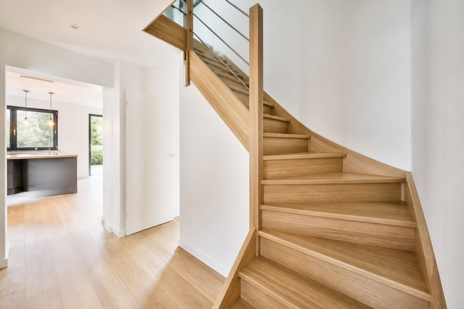 Escalier quart tournant en bois clair pour accès aux combles
