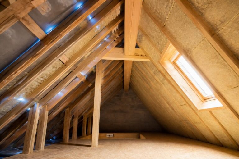 Épaisseur isolation combles : quelle dimension choisir pour un confort optimal ?
