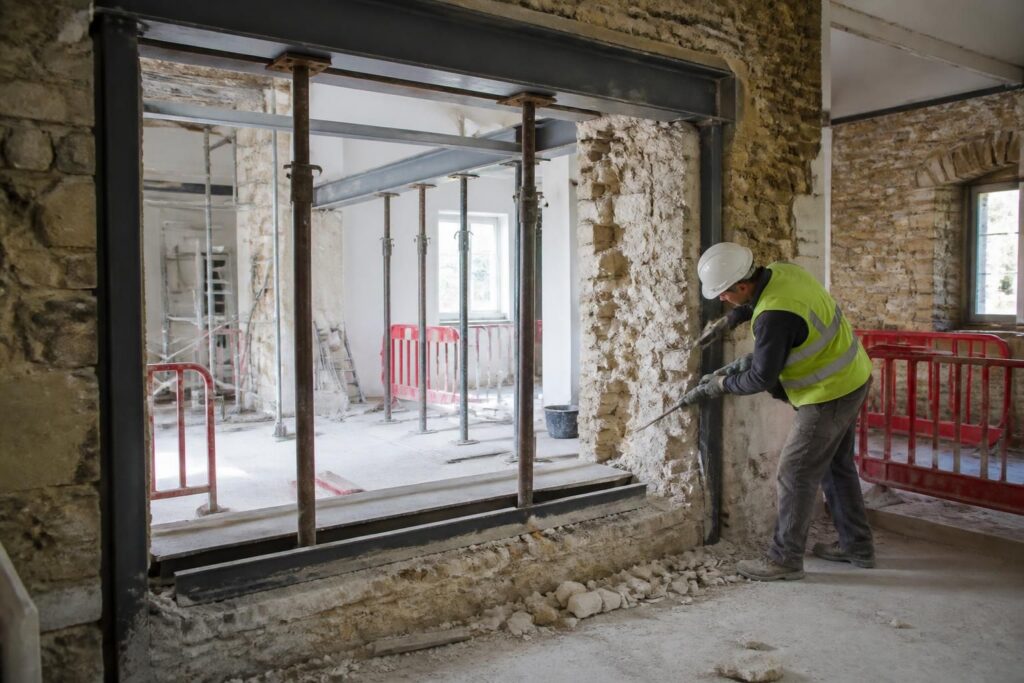 découvrez nos conseils pratiques pour réussir l'ouverture d'un mur porteur en pierre en toute sécurité, et assurez la solidité de votre chantier.