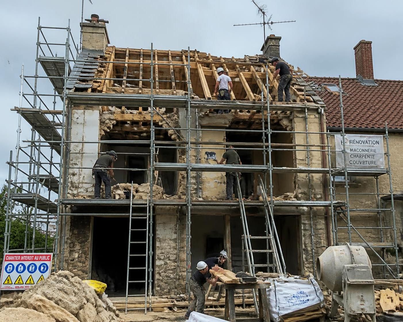 découvrez notre guide complet pour estimer le prix de rénovation au m2 de votre maison et planifiez efficacement votre budget travaux.