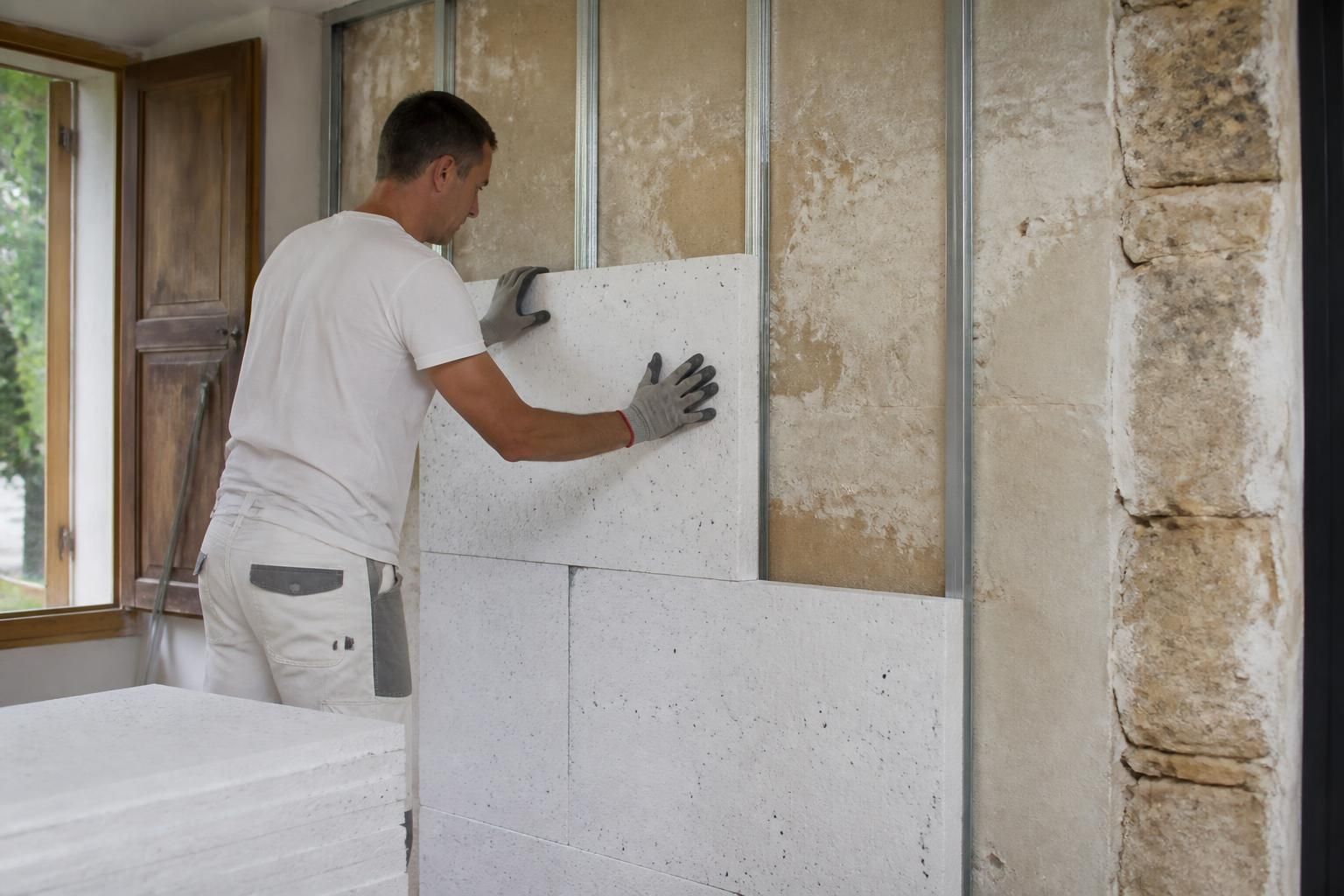 découvrez notre guide pratique pour l'isolation thermique des murs intérieurs et apprenez à bien isoler votre maison pour plus de confort et d'économie d'énergie.