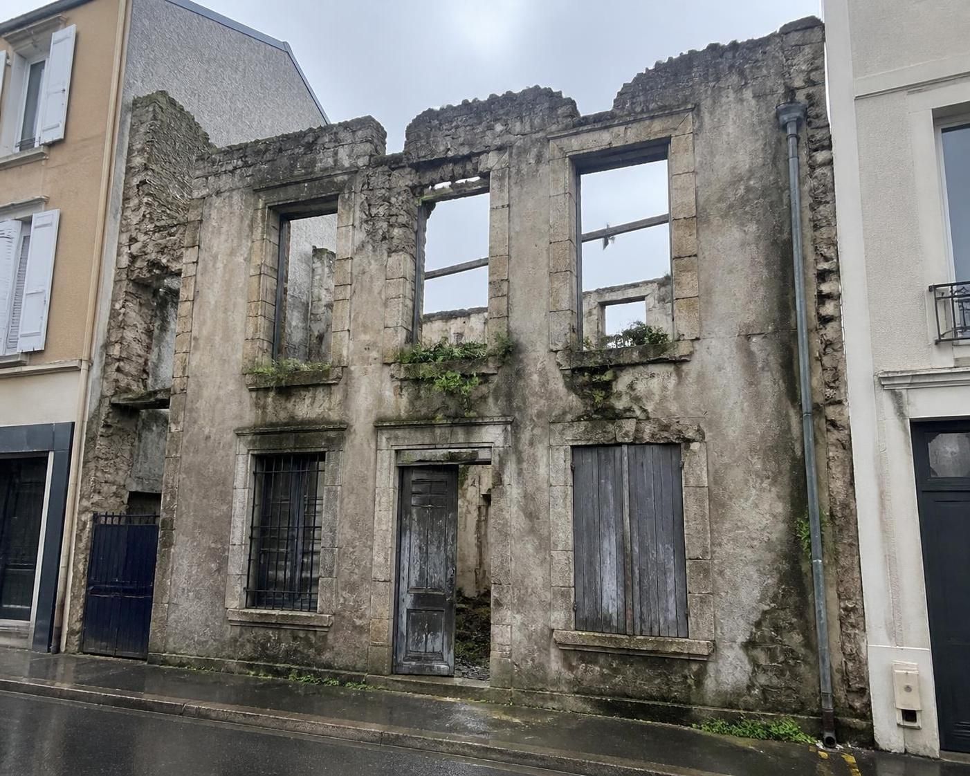 découvrez les conséquences d'une maison sans toiture et explorez les solutions efficaces pour protéger et restaurer votre habitation.