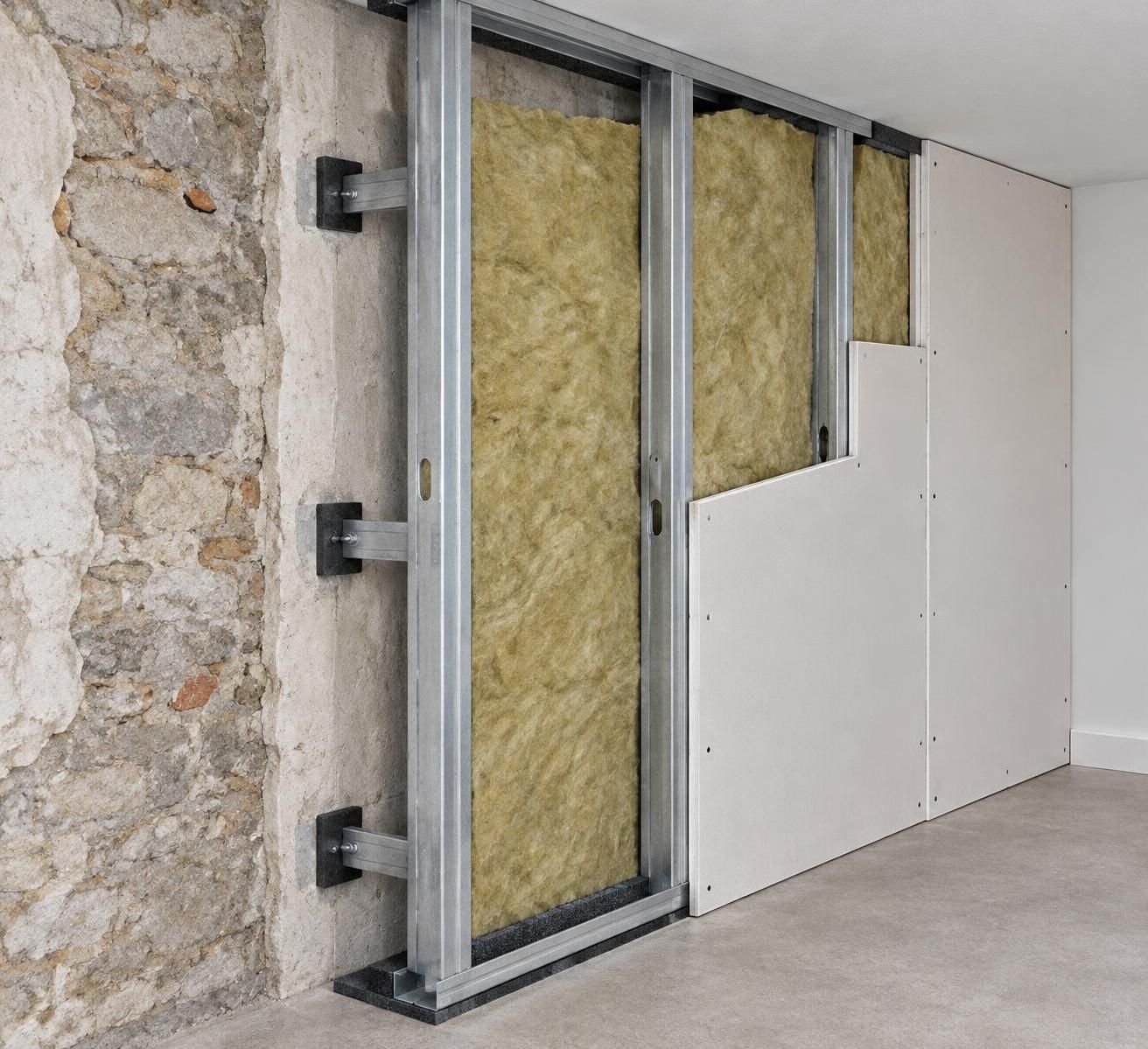 découvrez les matériaux et solutions efficaces pour isoler un mur du bruit : laine minérale, panneaux acoustiques, doublage et conseils de pose.