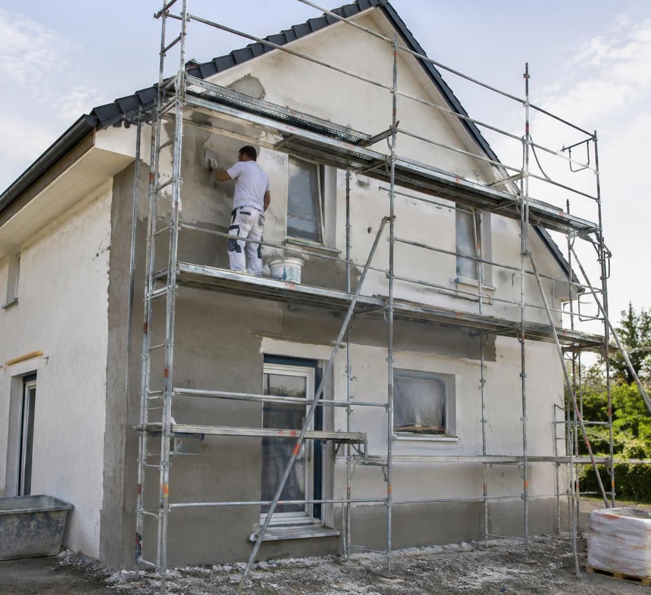 découvrez le prix au m² d’un ravalement de façade en 2026, les facteurs qui influencent le budget et les aides possibles pour préparer vos travaux.